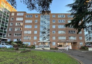 Property for Auction in London - 59 High Mount, Station Road, Hendon, London, NW4 3ST