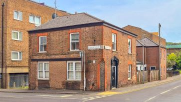Property for Auction in Bedfordshire and Buckinghamshire - Flat 4, 43 Dumfries Street, Luton, Bedfordshire LU1 5BP