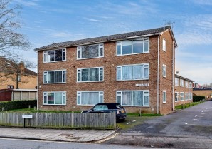 Property for Auction in London - Second Floor Flat, 19 Salliesfield, 51 Kneller Road, Kneller Road, Twickenham, Middlesex, TW2 7DQ