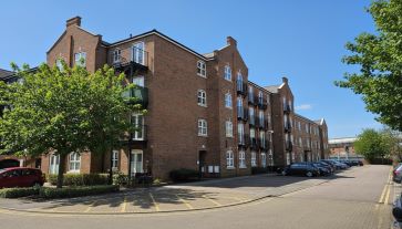 Property for Auction in Bedfordshire and Buckinghamshire - Flat 30, Summers House, Coxhill Way, Aylesbury, Buckinghamshire HP21 8FN