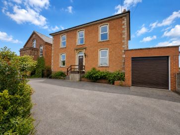 Property for Auction in Northamptonshire - 13 Chapel Lane, Blisworth, Northampton, Northamptonshire NN7 3BU