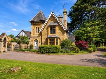 Property for Auction in Northamptonshire - Cemetery Lodge, 51 Castle Road, Wellingborough, Northamptonshire NN8 1LL